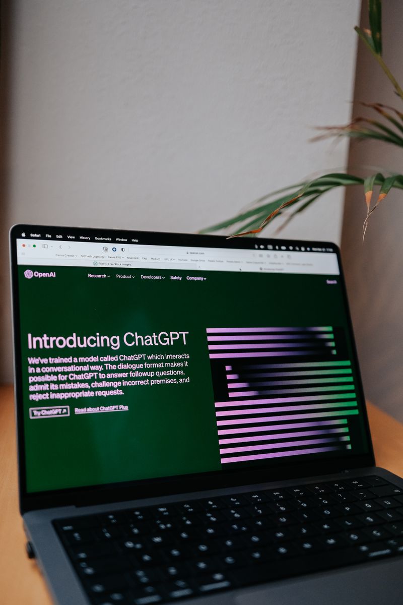 ChatGPT на екрані ноутбука