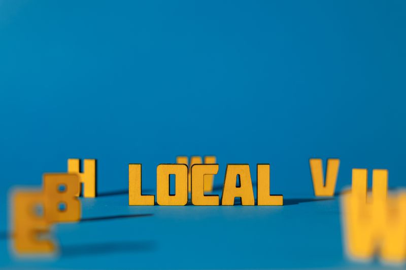 Напис LOCAL на синьому фоні