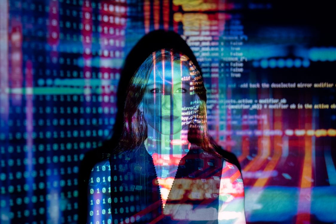 Жінка з проекцією цифрового коду — AI та технології