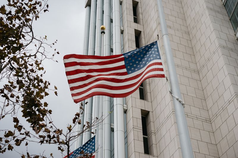 Прапор США на будівлі — державне регулювання