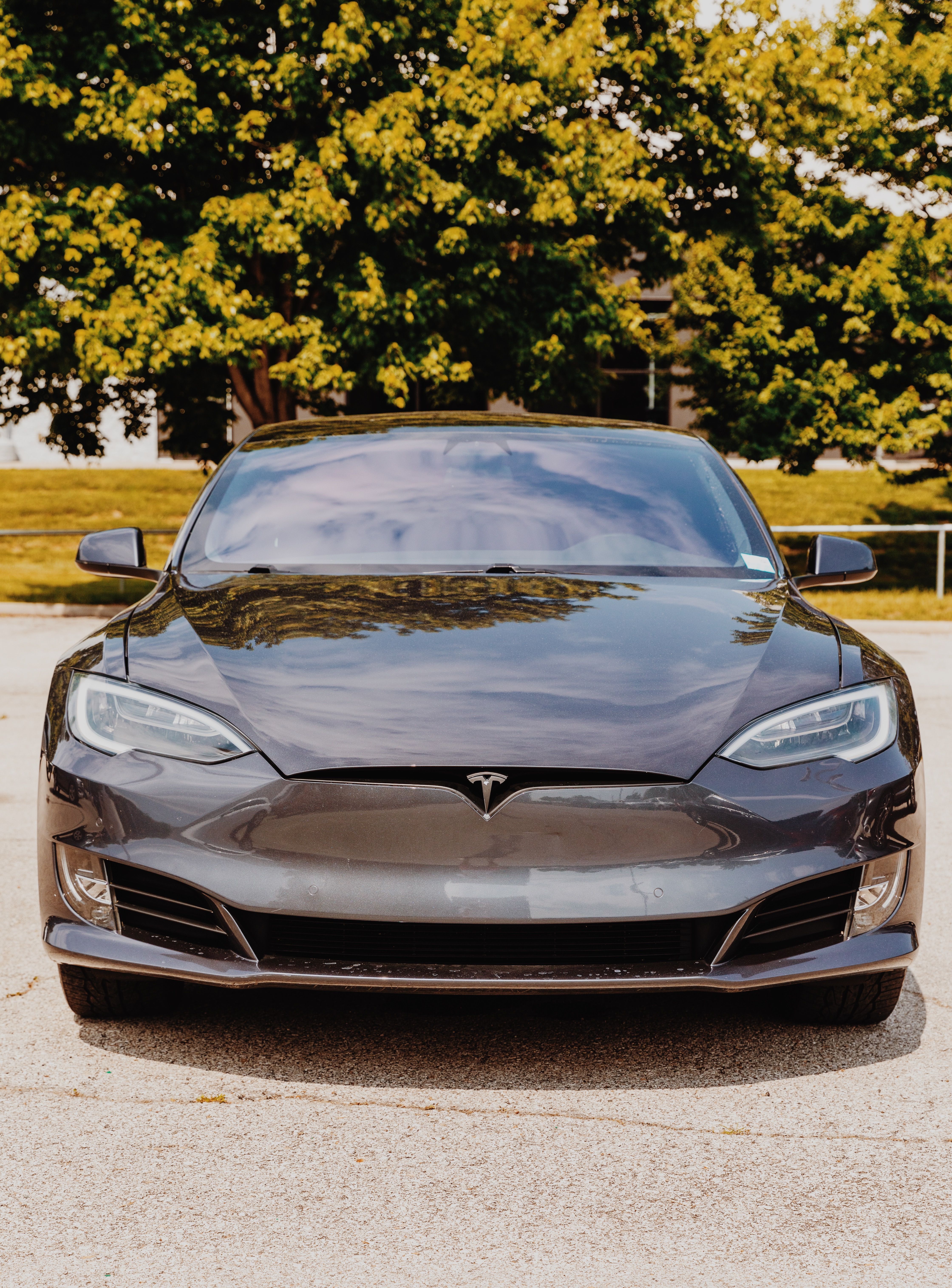 Чорний електромобіль Tesla спереду