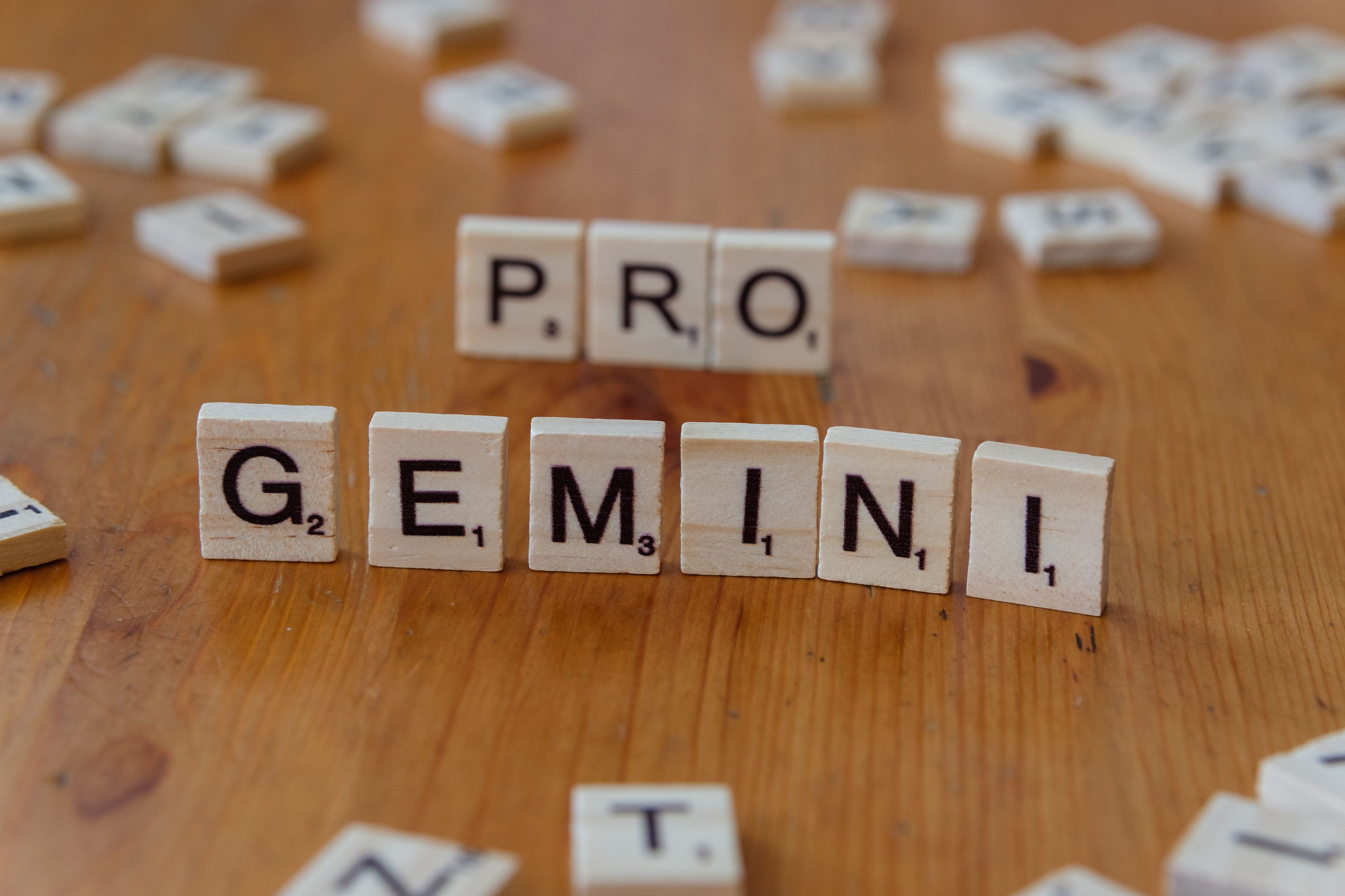 Дерев'яні плитки Scrabble складають слова Pro Gemini
