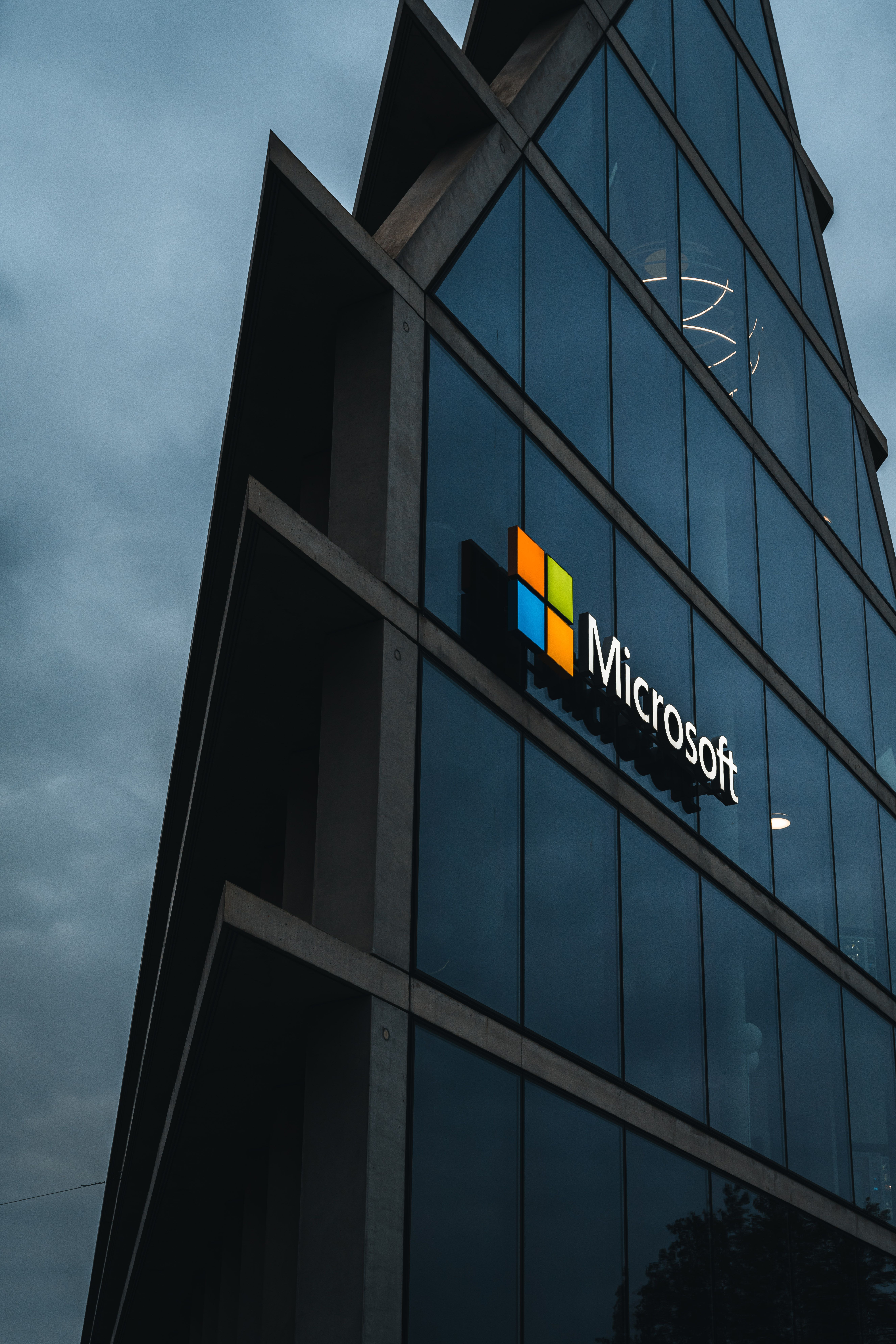 Скляна будівля офісу Microsoft на тлі хмарного неба