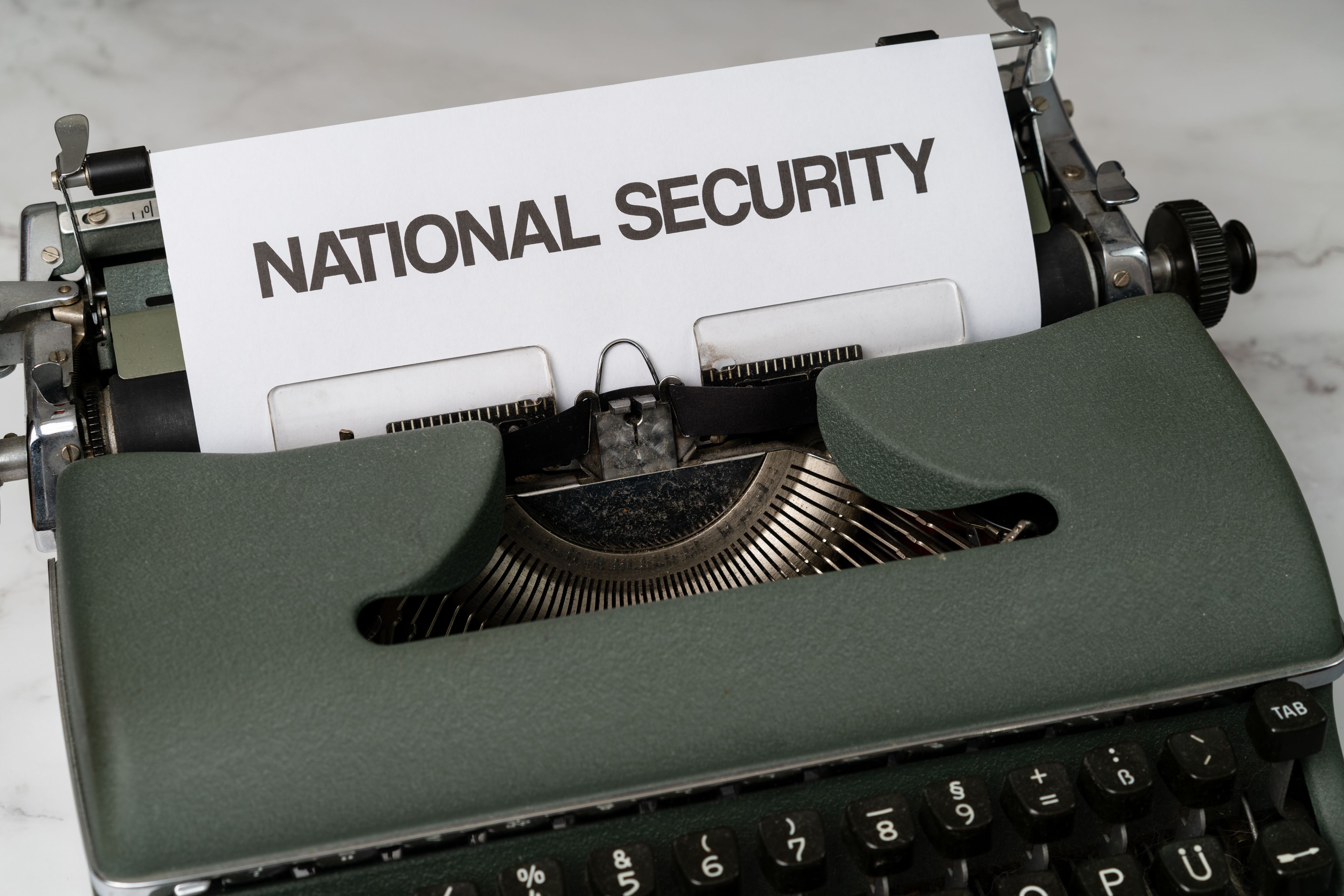 Друкарська машинка з аркушем 'National Security'