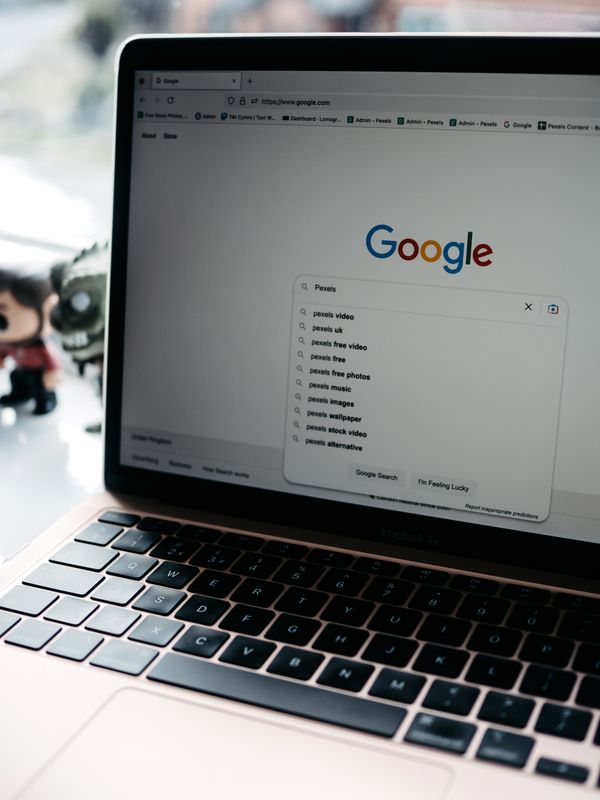 Ноутбук з відкритою головною сторінкою Google