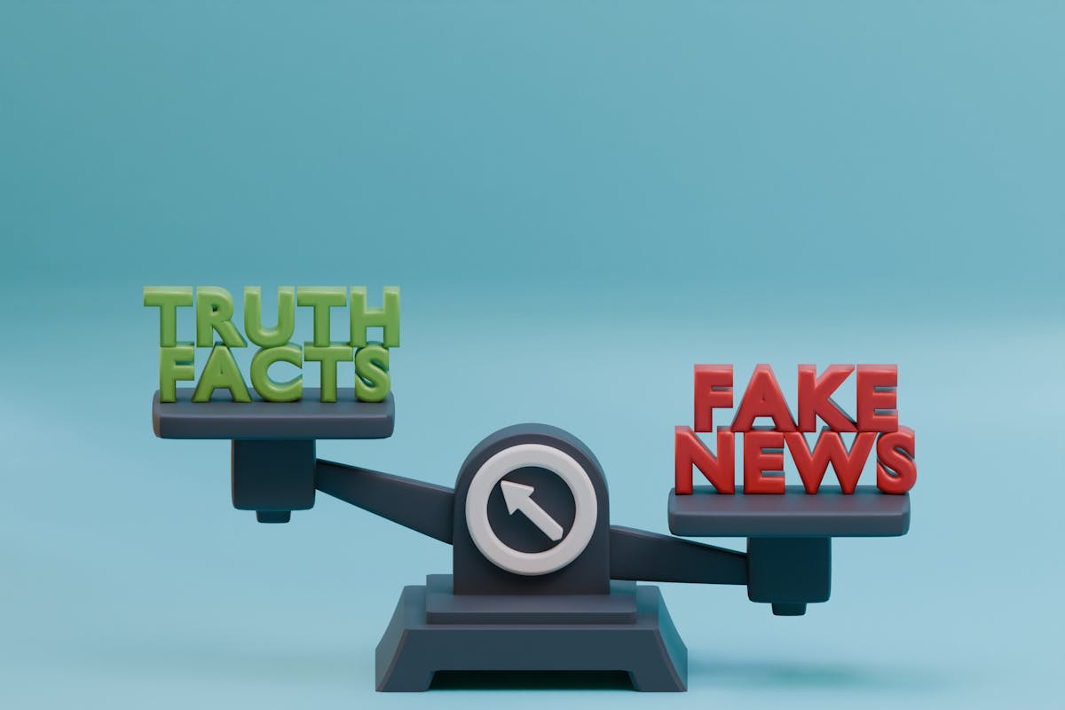 Терези з правдою та фейковими новинами