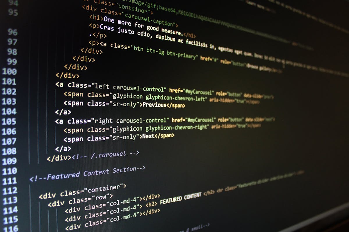Розробник налаштовує CMS для медіасайту