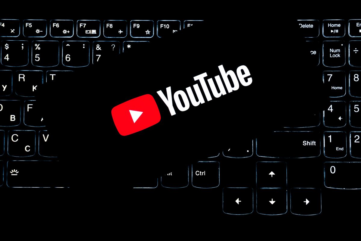 Аналітик вивчає статистику YouTube-каналу медіа