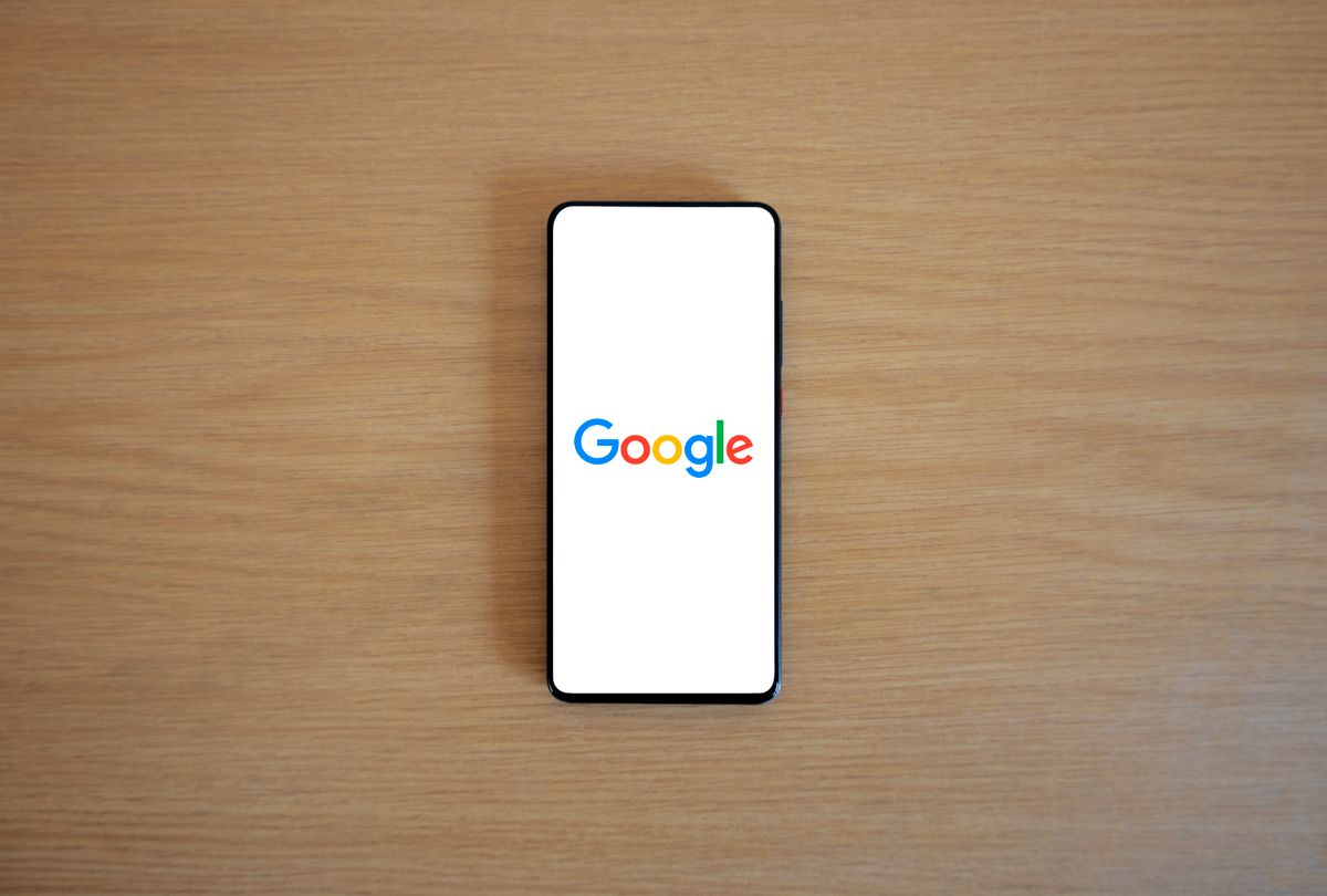 Логотип Google News на екрані смартфона