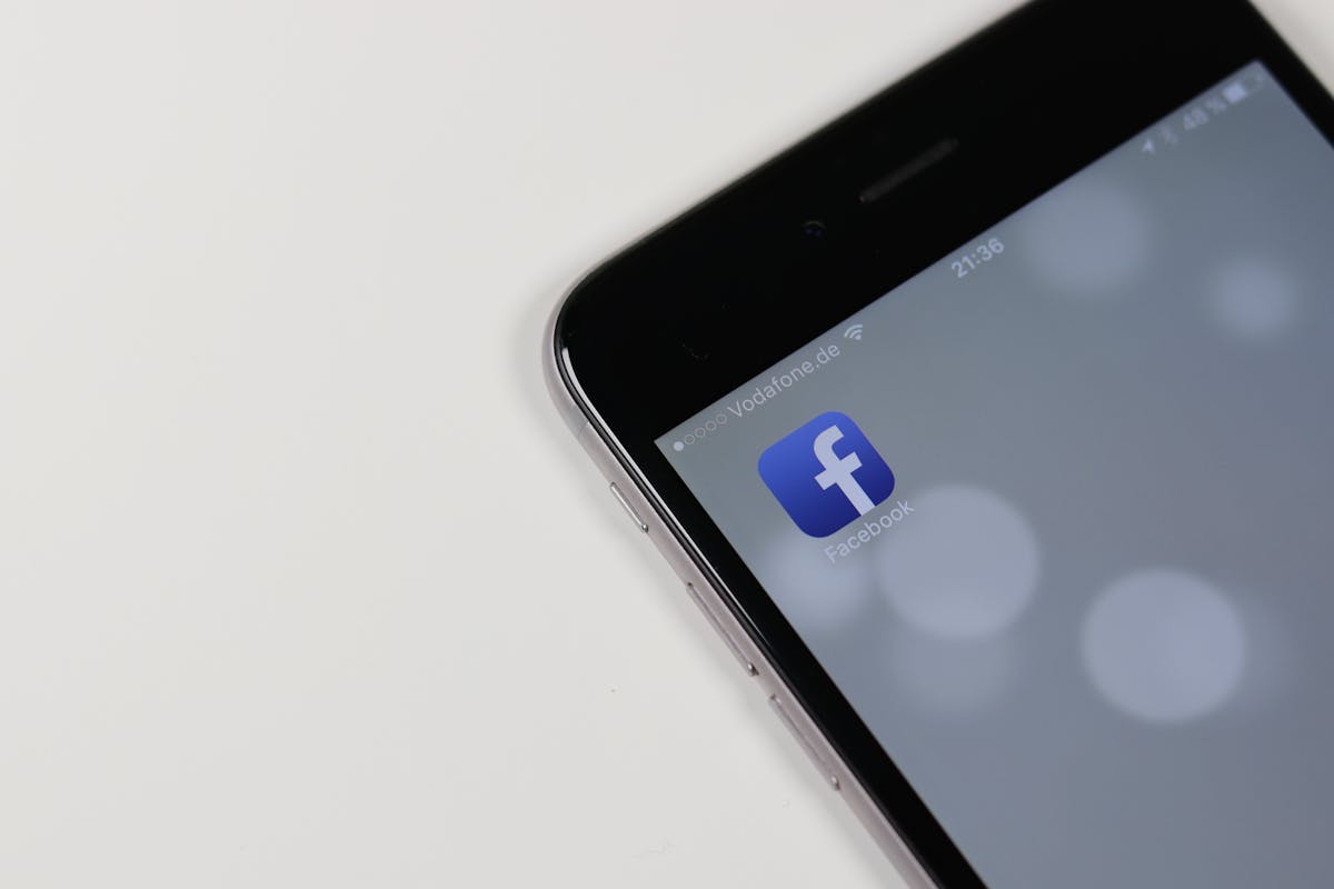 Стрічка новин у Facebook на смартфоні